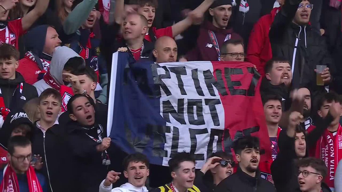 😳🇦🇷🇫🇷 Dibu Martínez vuelve a jugar en Francia con Aston Villa, y así lo recibieron los hinchas del Lille. Silbidos y una bandera: “MARTÍNEZ NO ESTAS BIENVENIDO”. ⛔️