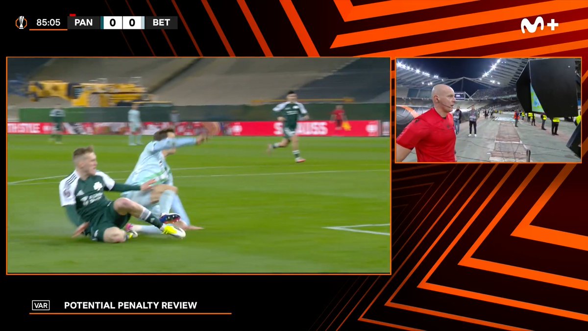 El colegiado señala penalti por esta acción de Diego Llorente. #UEL #LaCasaDelFútbol
