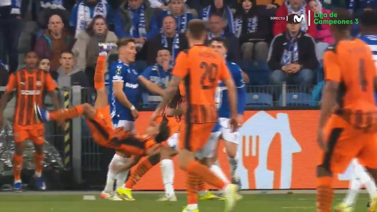 🚨 AMIGOS DEL MULTI, TENEMOS UN GOLAZO DE CHILENA. El recurso de Isaque, la joya brasileña del Shaktar. 😅 Y Arda Turan se vuelve loco... #UEL #LaCasaDelFútbol