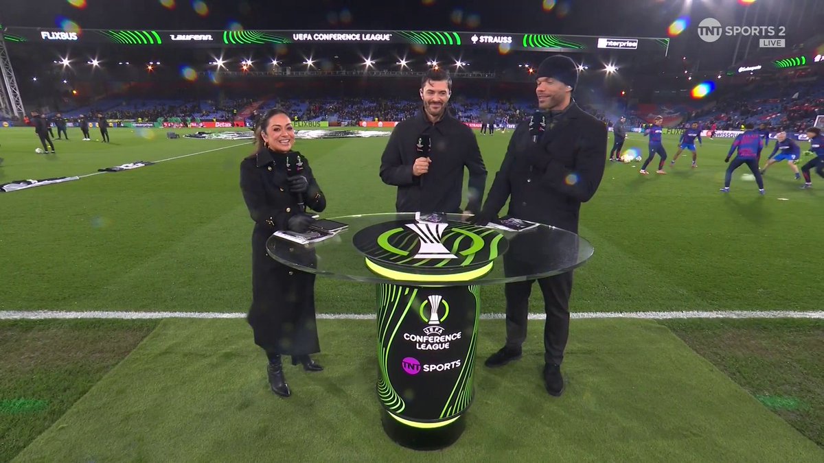 An interesting pre-match routine 😅 AEK Larnaca players made the most of their time in South London, going on shopping spree before tonight's match against Crystal Palace 🛍️ 📺 TNT Sports &amp; discovery+ | 🎙️ Jules Breach