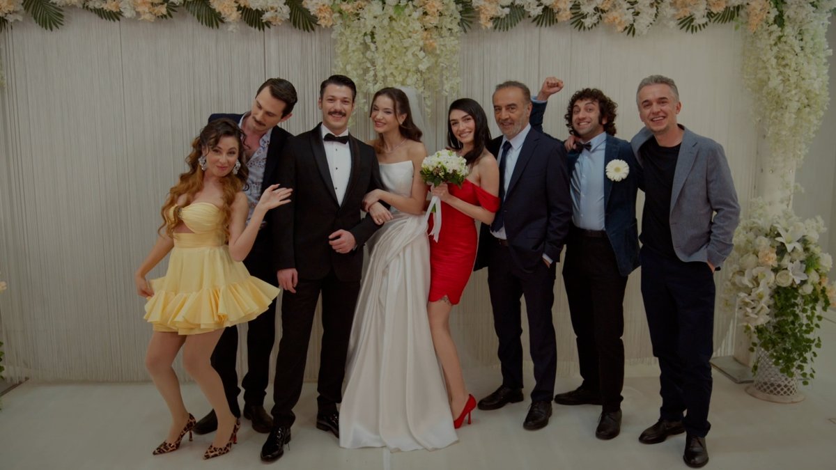 İnci Taneleri bu akşam ekranlara veda ediyor. İlk sezonu ile bence müthiş bir işti lakin dizi tadında kalıp sezon sonu final olmalıydı ve bu sezon hiç olmamalıydı. Yayında ve yapımda emeği olan herkesin eline sağlık. Ekibe sonraki işlerinde başarılar!