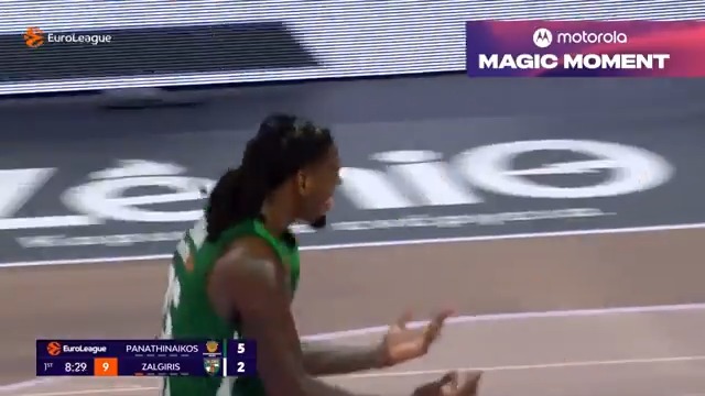 Listen to that! His family,his biggest supporters 💪 Mathias Lessort letting them KNOW with the dunk #MotorolaMagicMoment motorola Panathinaikos BC