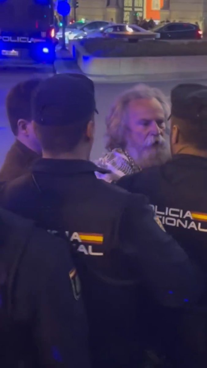 Vito Quiles asiste a una una concentración contra la guerra convocada por Podemos y un hombre que parece la reencarnación de Karl Marx intenta agredirle