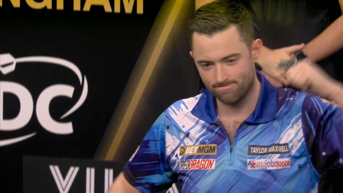 HUMPHRIES DEFEATS VAN VEEN! Luke Humphries beats Gian van Veen for just the second time in nine matches, winning 6-4 to reach the last four! 📲 #PLDarts | QF3