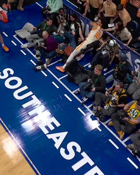 HE REALLY CAME BACK IN BOUNDS TO HIT THIS THREE 🤯 Tennessee Basketball x 📺 SEC Network