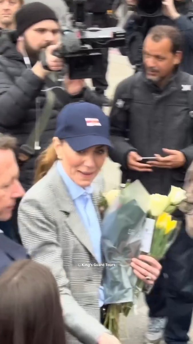 Princess Kate shared some sweet moments on the street with royal fans 💖 The Princess of Wales shook hands, took photos, and waved goodbye to the crowd at the end of her visit to the RNLI Tower Lifeboat Station, carrying flowers and rocking a navy baseball cap. A lovely way to end the day 💐 📽️ : King’s Guard Tours #PrincessKate