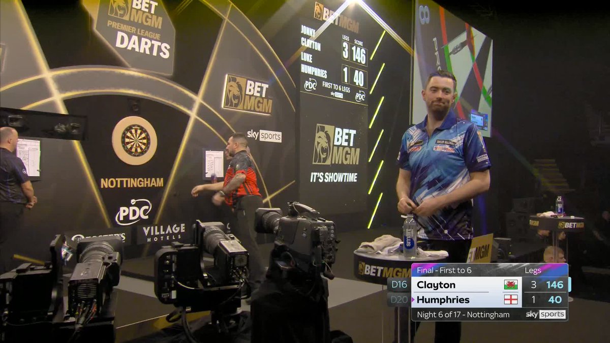 HUGE 146 FROM CLAYTON! What a finish from The Ferret 🔥 Jonny Clayton fires in a huge 146 outshot to break Humphries and lead 4-1! 📲 #PLDarts | Final