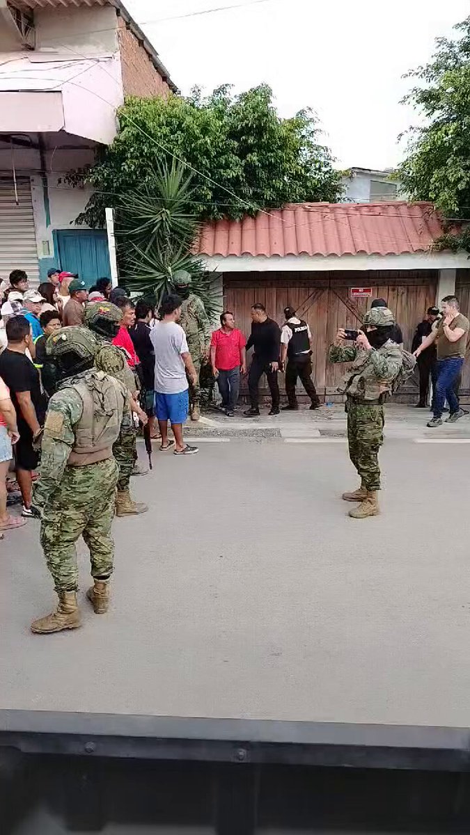 MASACRE EN PLAYAS | El reporte indica que al menos seis personas fueron asesinada. El Ataque: Ocurrió a plena luz del día en una zona concurrida junto al malecón del balneario. Las personas estaban en el Festival la Feria de las Ostras, en ese lugar. #Playas #Sicariato #EnDesarrollo