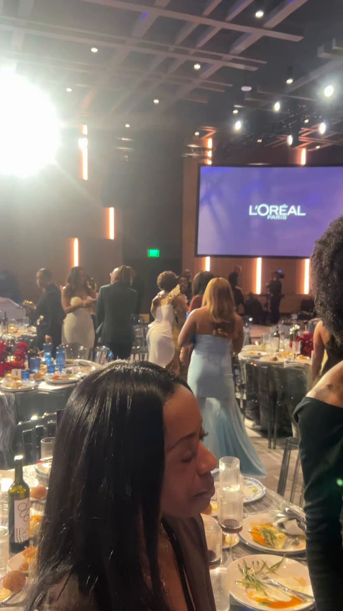 Zendaya ran across the room to chat with Olandria lol. What a cute linkup! #ESSENCEBWIH