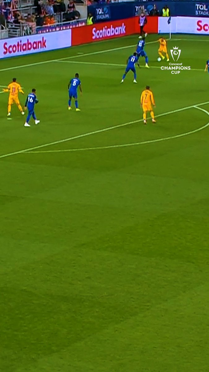 Big block from Roman Celentano to keep FC Cincinnati ahead 🛑 Concacaf Champions Cup