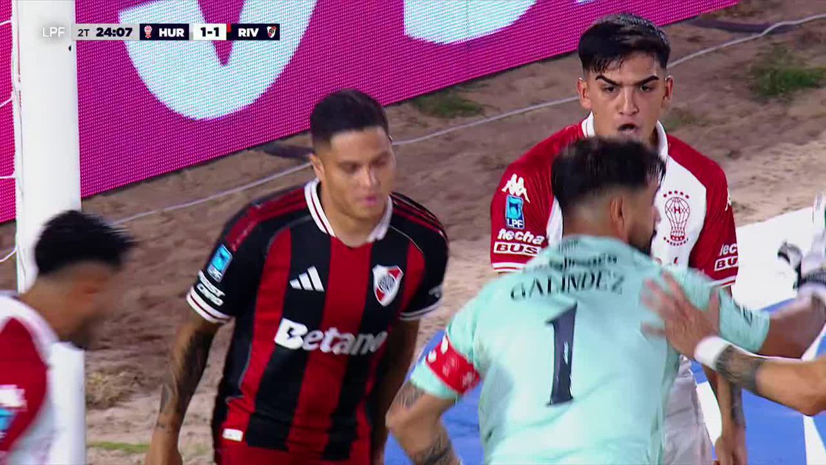 ¡ES UN PORTERO MUNDIALISTA! 🇪🇨 Hernán Galíndez le atajó un penal a Juan Fernando Quintero y evitó el 2-1 de River Plate. ▶️ Mira nuestros partidos del 🇦🇷 #TorneoApertura en el Plan Premium de #DisneyPlus