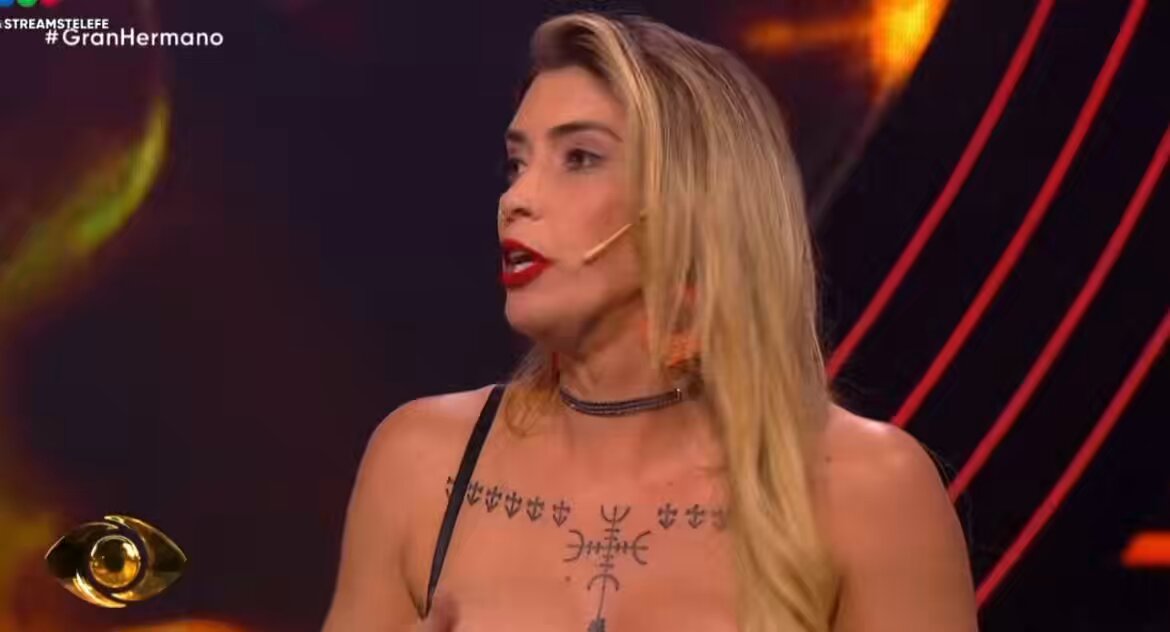 Carmiña atendiendo a las pseudo panelistas del debate de Gran Hermano “Me voy si no me van a dejar hablar chicos, no sabes ser panelista porque no dejas hablar a la otra persona..” JAJAJAJ ESO MADRE🔥#GranHermano