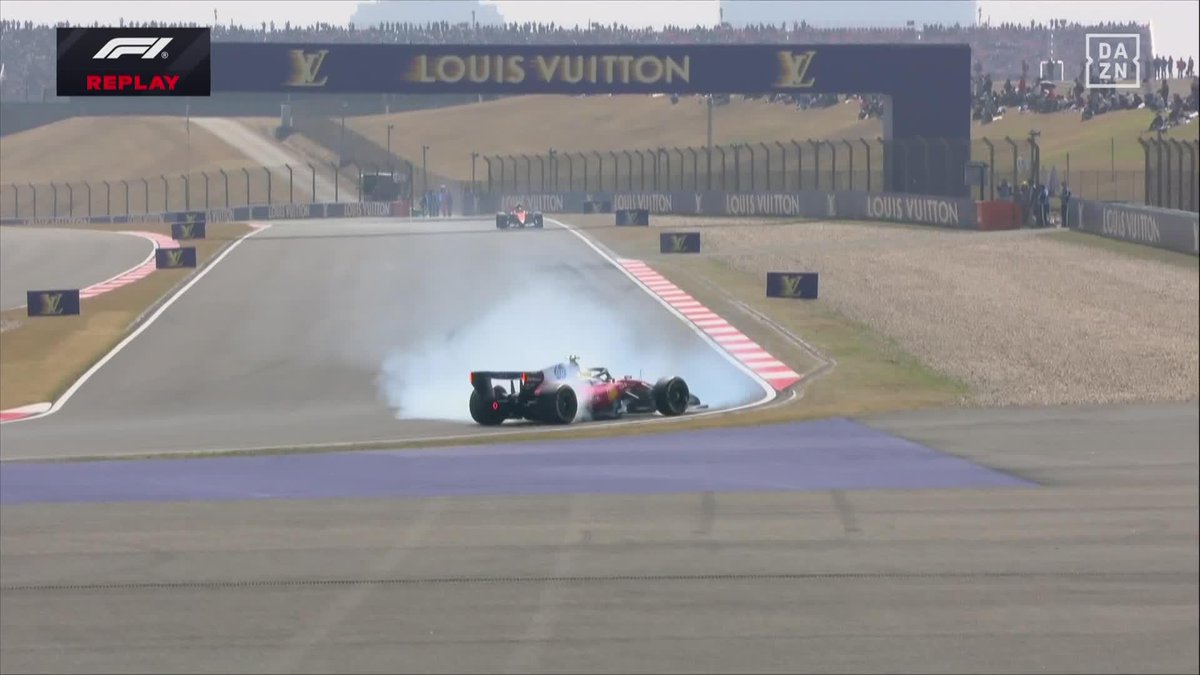 ¡HAMILTON BLOQUEA LOS FRENOS Y TROMPEA NADA MÁS EMPEZAR! 😱 #ChinaDAZNF1 🇨🇳