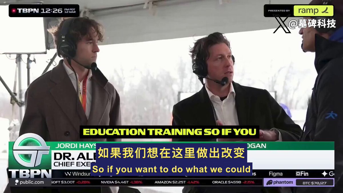 Palantir 首席执行官 Alex Karp 抛出了一个让美国教育界坐不住的观点。 他说，美国的教育系统还在为工业革命培养工人。 所有的考试都在筛选那些能安静坐着的人。 而那些天生想动手、想创造的人，被挡在了门外。 看看德国是怎么做的？ 德国有三种高中，其中两类是职业技术高中。 在宝马生产线上组装汽车的，或者在空客制造大飞机的，很多都没上过大学。 他们来自顶尖的技术高中。 不仅掌握了极高难度的技能，毕业时还身无分文的学债。 在美国，职业教育被贴上了“低端”的标签。 这是一种偏见，更是一种巨大的浪费。 Karp ，这种体系必须被彻底拆解。 我们要从青少年时期就开始培养实操能力，而不是把所有人都塞进学术考核的模具。 别再去挤华尔街的办公室了。 与其去高盛排队领一份被拒绝的简历，不如去创造一些真正重要的东西。 美国不需要更多的PPT专家。 美国需要能把复杂的机器造出来的人。 这才是重建竞争力的底层逻辑。