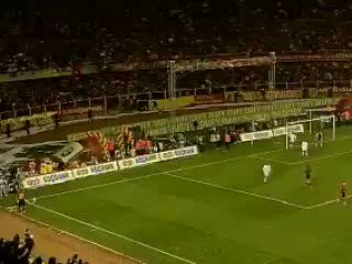 2001-2002 sezonu, ligin son maçı.. Şampiyon olarak sahadaydık. Yozgatspor'u farklı geçerken, Perez de imza gollerinden birini atıyor. Rakip ceza sahası içinde bu tarz golleri kovalamayı severdi.