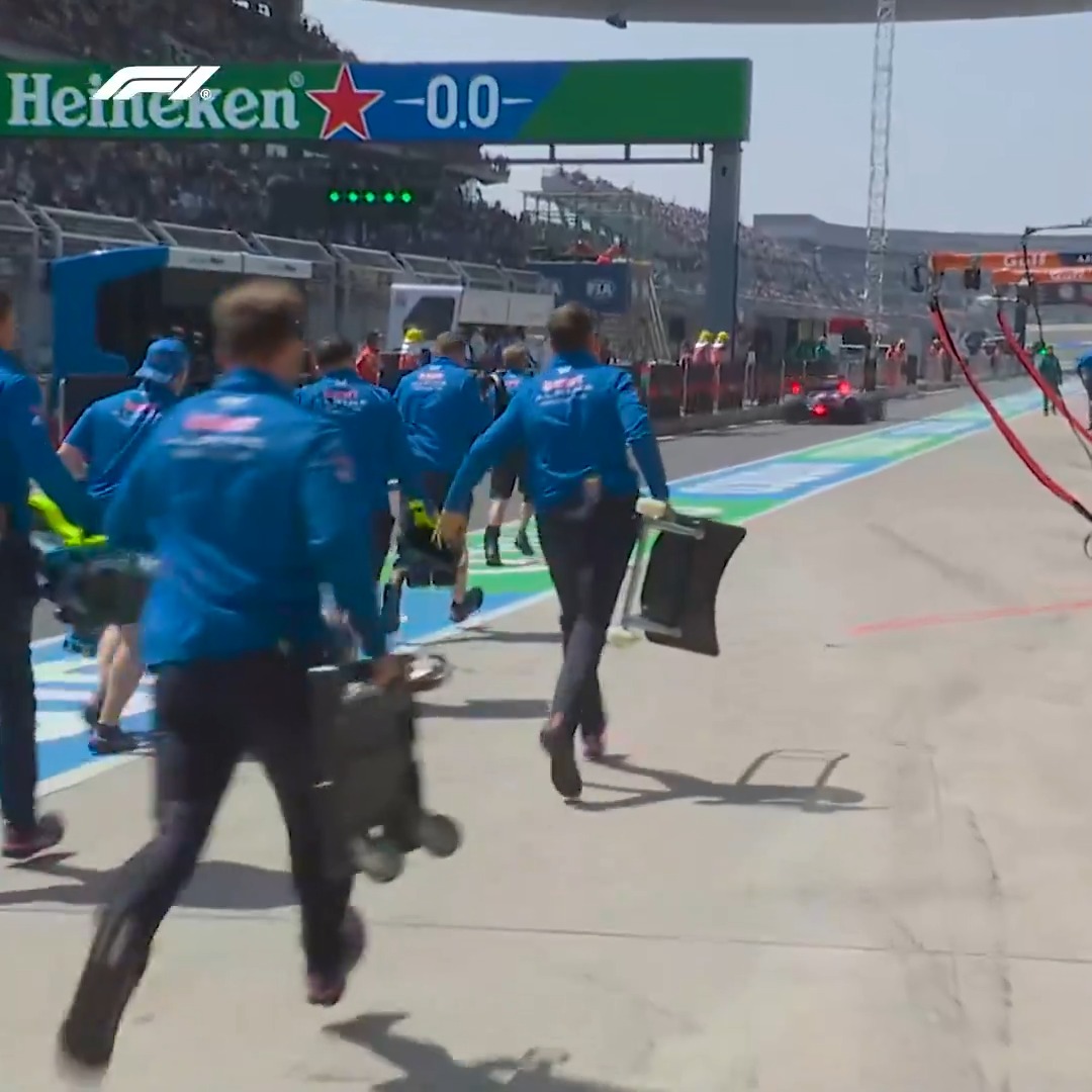 A brief stoppage in the pit lane for Franco Colapinto in FP1 🛑 And this led to an unexpected run in the pit lane for the BWT Alpine Formula One Team mechanics 😬 #F1 #ChineseGP