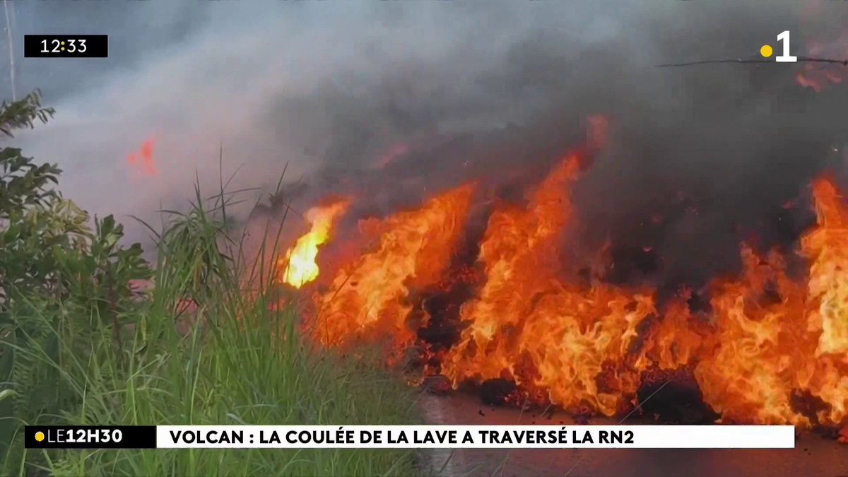 C'est finalement ce vendredi matin que la coulée de lave a commencé à dévorer le bitume de la RN2. Ambiance sur place.