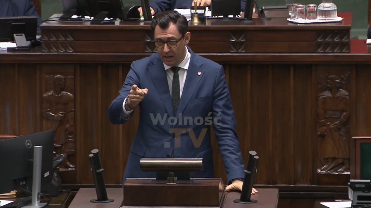 Frysztak w Sejmie: "Prezydent PiSu, Konfederacji i Brauna, Pan Nawrocki zawetował program SAFE. Polacy, Polki, zapamiętajcie twarze tych ruskich onuc i zdrajców Polski, którzy zagłosowali przeciwko waszemu i naszemu bezpieczeństwu! Jeśli kiedykolwiek w przyszłości zginie polski policjant, polski strażnik graniczny albo funkcjonariusz służby ochrony państwa, to Nawrocki będzie miał tę krew na rękach i nigdy jej nie zmyje."