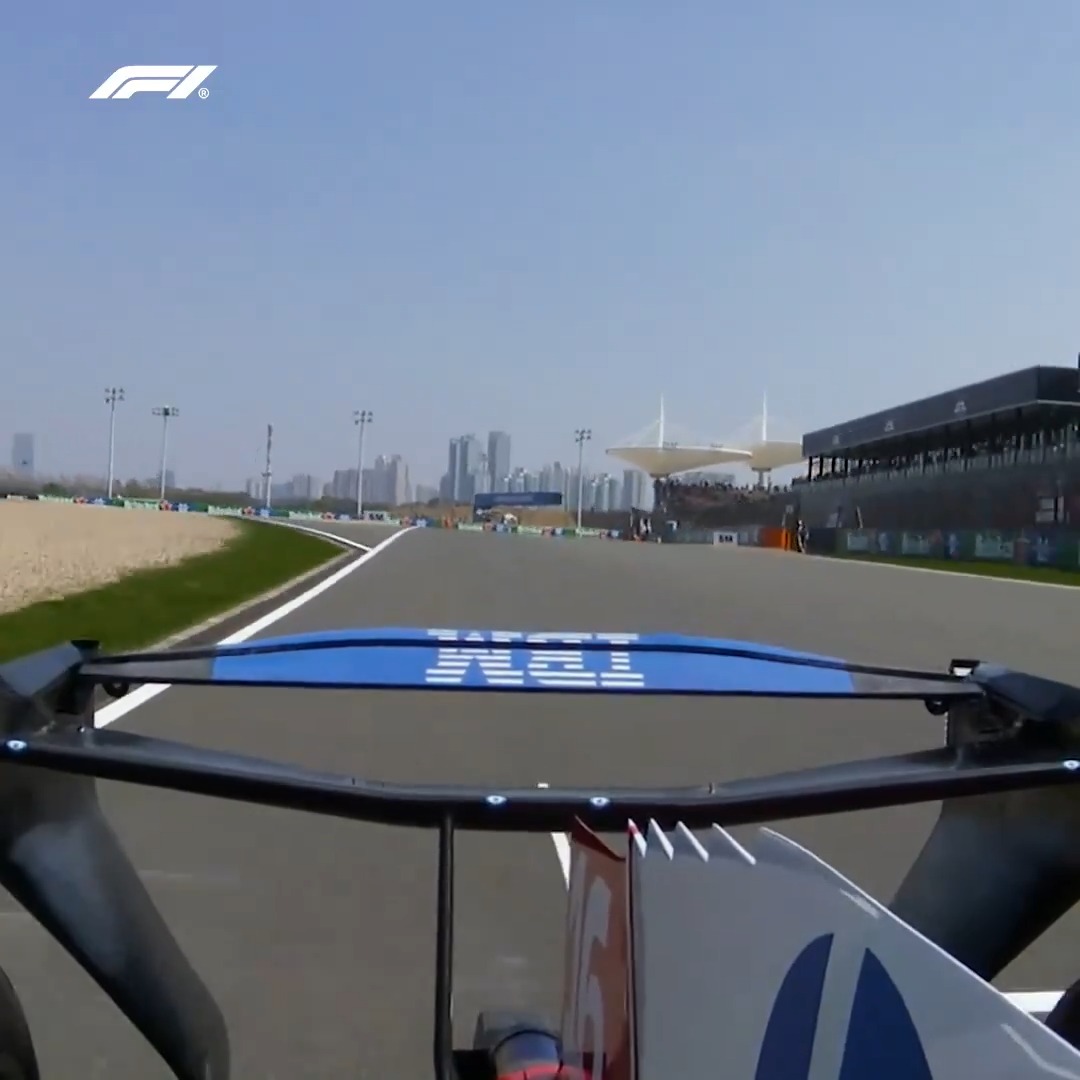 ¡El alerón flip-flop está de vuelta! 🩴 Ferrari despliega por primera vez su innovadora solución de aerodinámica activa en un fin de semana de Gran Premio 🤩
