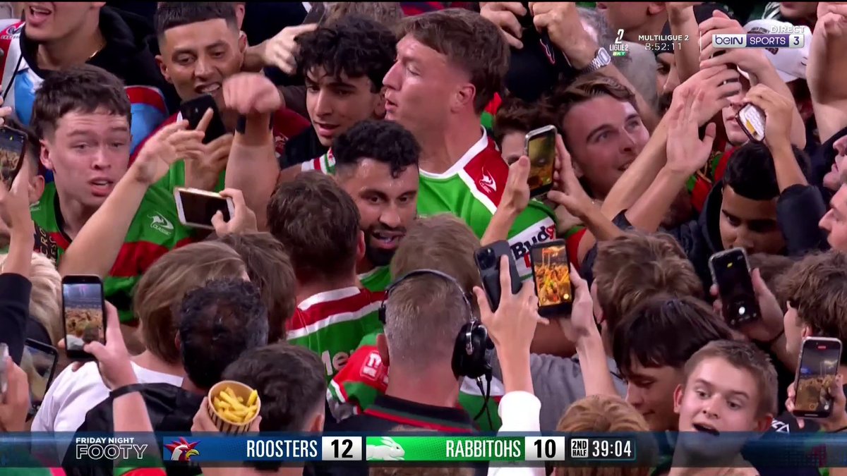 😮 Des IMAGES INCROYABLES en NRL !! 🏉🔥 Alex Johnston marque son 213eme essai en NRL et dépasse la légende Ken Irvine (un record vieux de 50 ans) !!! 🏟️ Fous de joie, les supporters envahissent le terrain pour célébrer ce record historique !