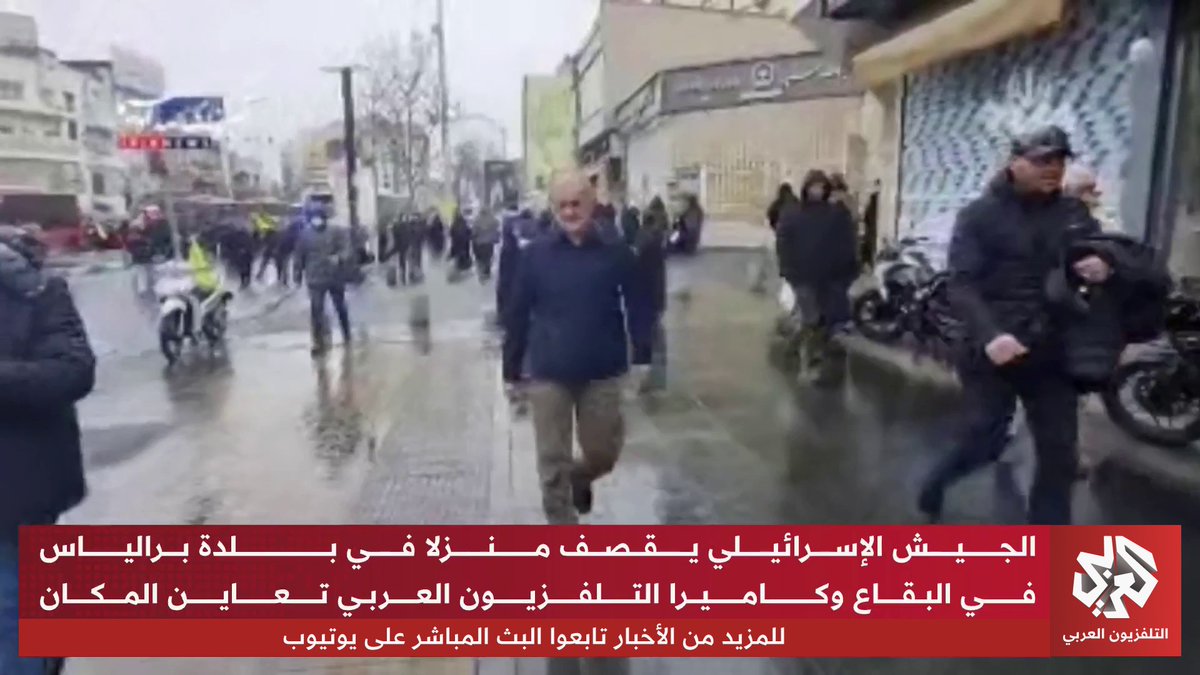 الرئيس الإيراني مسعود بزشكيان يتجول في الشارع بالعاصمة الإيرانية طهران