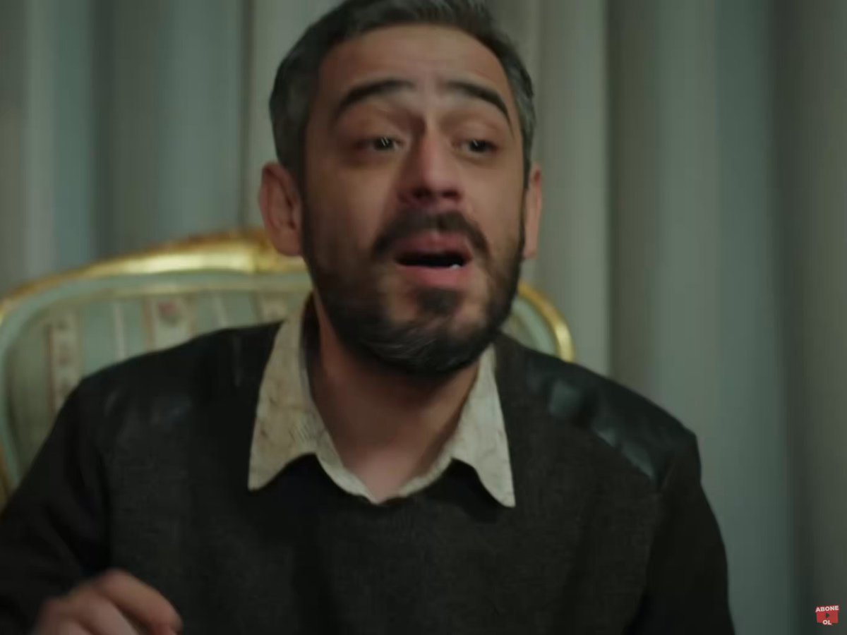erkanın gulmemek icin kendini zor tutması AHSHAHSHHAHSH