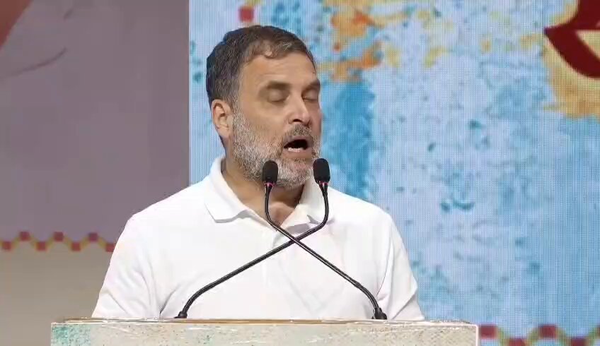 कांग्रेस पार्टी अमीर होना ही नहीं चाहती। कांग्रेस पार्टी का ये डिजाइन गांधी जी के समय से ही है। जिस दिन हम अमीर पार्टी बन जाएंगे, उस दिन हम BJP हो जाएंगे। ये बात हमें लोकसभा चुनाव के दौरान समझ आई, जब हमारे सारे खाते फ्रीज कर दिए गए, लेकिन हमें कोई फर्क नहीं पड़ा। ऐसा इसलिए क्योंकि ये विचारधारा की पार्टी है, जिसे कोई रोक नहीं सकता। : 'संविधान सम्मेलन' में नेता विपक्ष श्री Rahul Gandhi 📍 लखनऊ, उत्तर प्रदेश