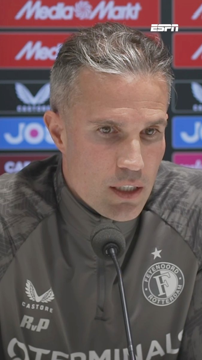 Robin van Persie vindt de woorden van Carl Hoefkens niet sympathiek 😲 "Ik vind dat je dat soort teksten als trainer niet over een andere club hoort te zeggen."