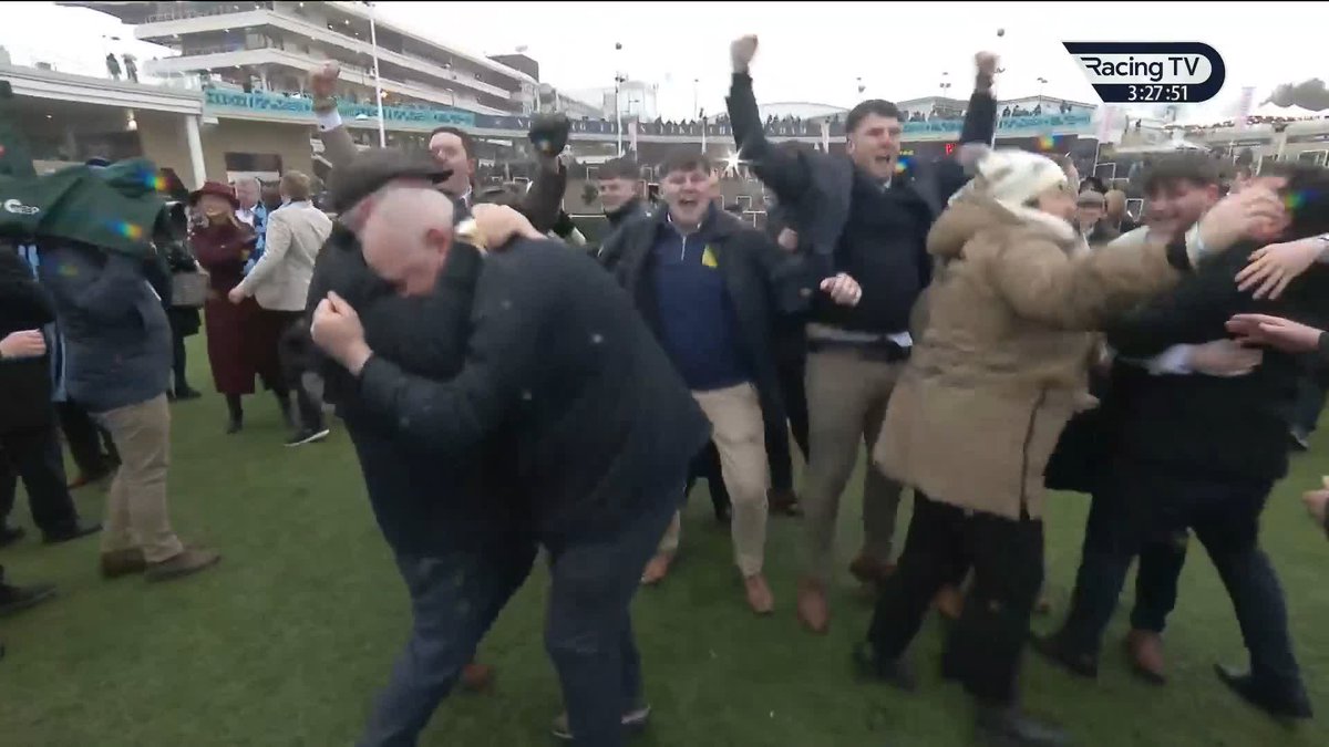 Take a bow Gavin Sheehan 🙌🏼 Johnny's Jury STORMS home in the Albert Bartlett Novices' Hurdle giving Jamie Snowden his first Grade 1 Festival success 👏