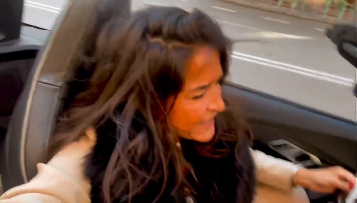 Vas camino a casa después del trabajo y te encuentras a Aída Nízar a toda velocidad por Plaza Castilla, en su Mercedes descapotable, melena al viento, estampita en mano y gritando que adora su vida Automáticamente tu día mejora