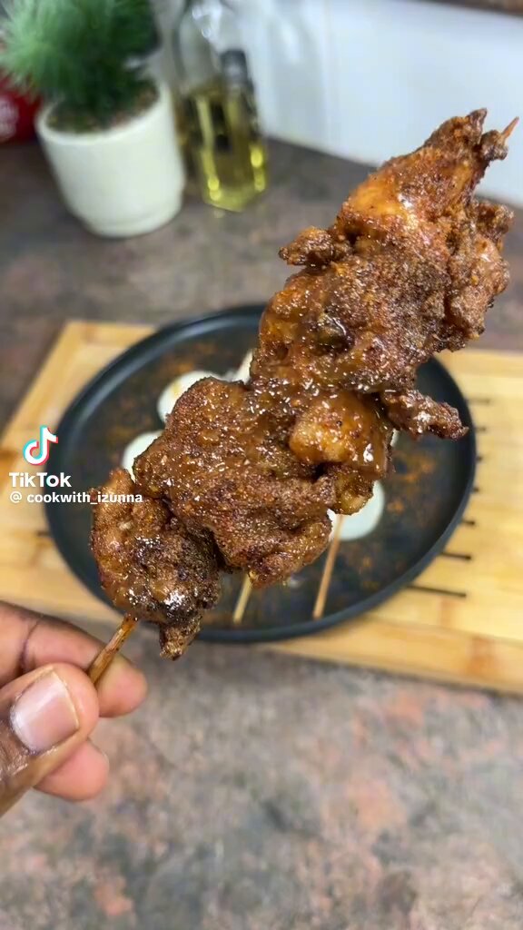 To the girlies who can’t cook, come let’s learn how to make chicken suya together. It’s easy, spicy, and very delicious. 😋🔥