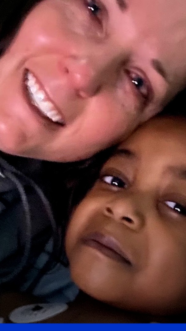 Un petit garçon de 5 ans se retrouve seul le jour de son opération du cœur, son anesthésiste finit par l’adopter