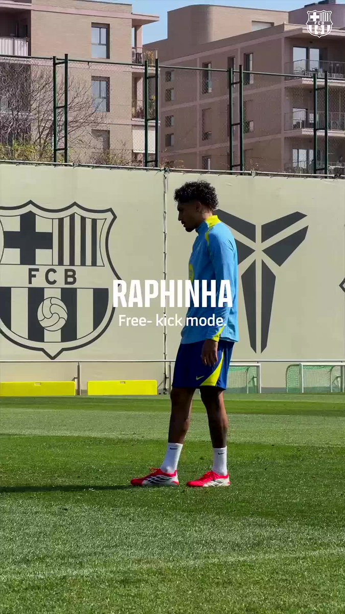 🎯 Free-kick mode 🇧🇷 Raphinha