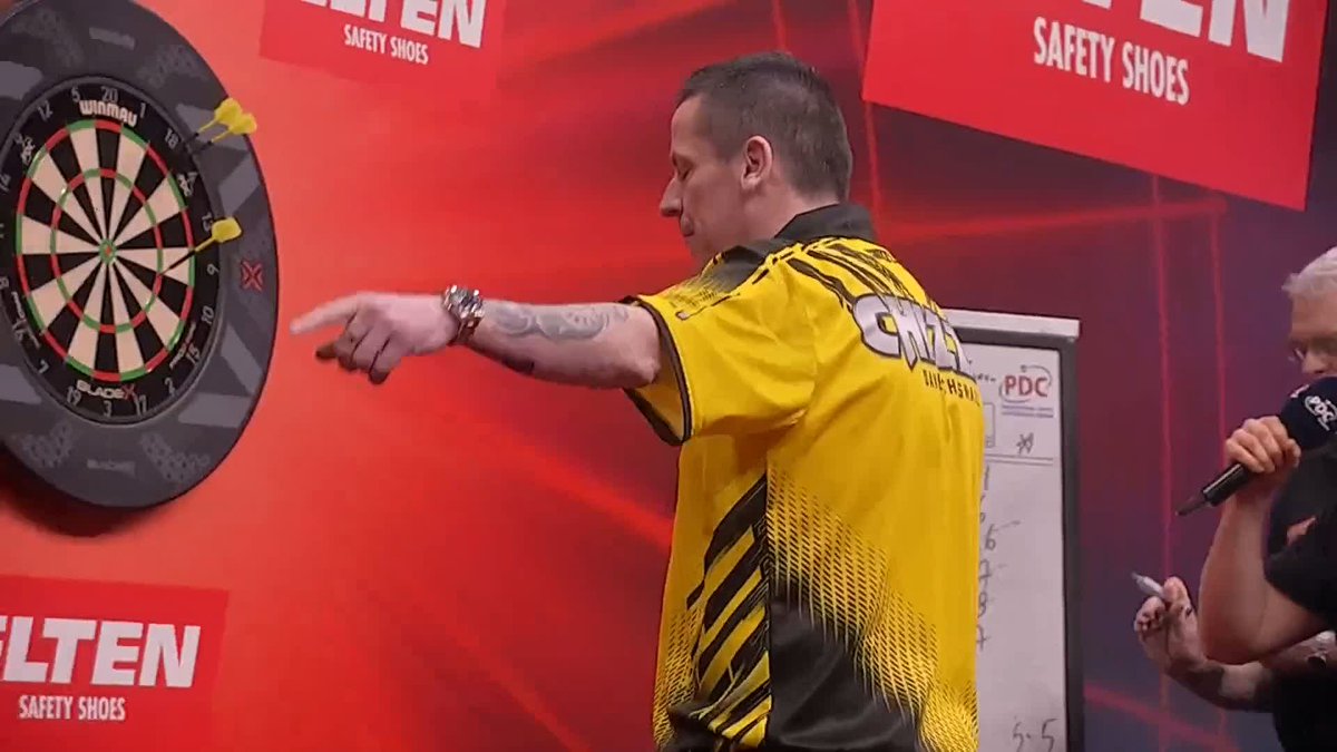 WHAT A COMEBACK FROM CHIZZY! Dave Chisnall, what have you just done! 🤯 Chizzy wins six legs on the spin to produce an incredible comeback, as he beats Jeffrey De Zwaan 6-5! 📺 #ET2