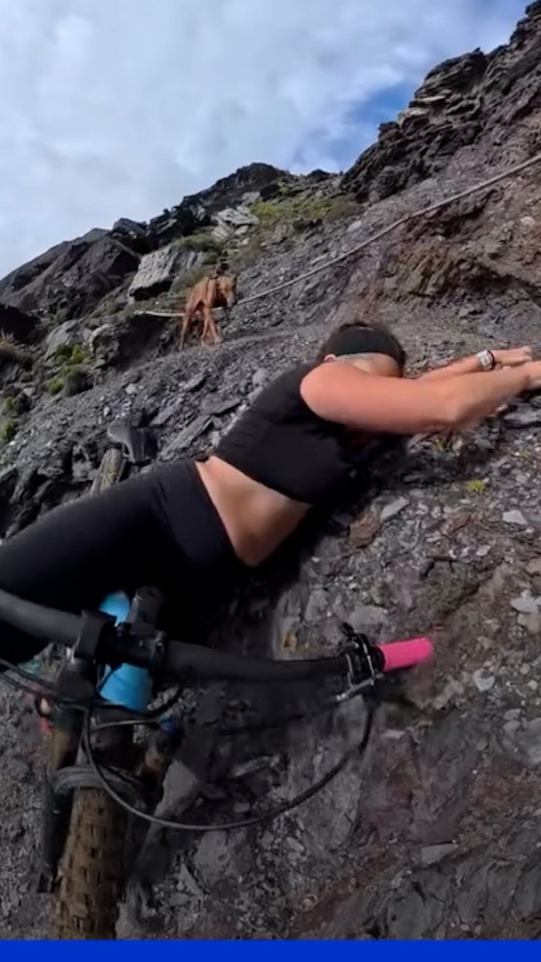 Espagne: une cycliste chute de son vélo au bord d'une falaise et frôle la mort