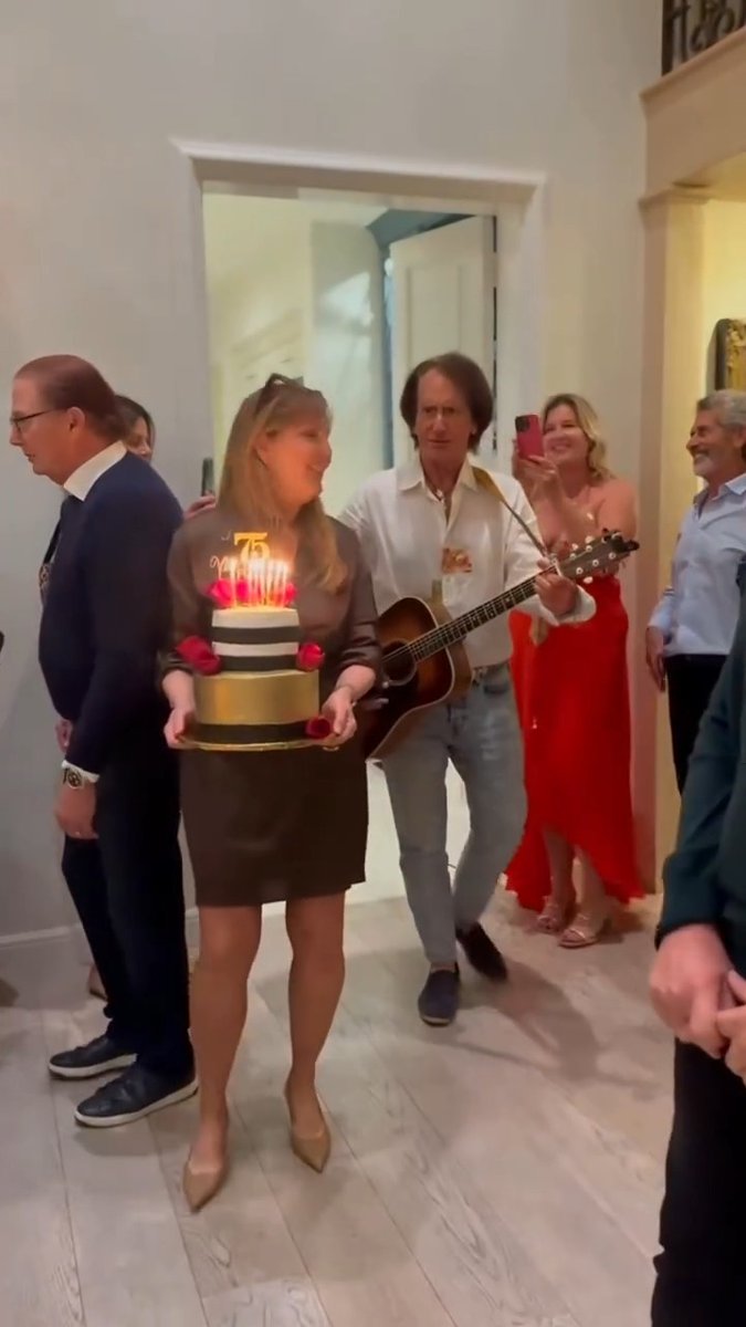 Jane Seymour spent her 75th birthday surrounded by family and loved ones 🩷 "Blowing out the candles and feeling incredibly grateful for another year and all of you. 🎂 🫶" the Golden Globe winning actress and former Bond girl wrote. 📽️ : #JaneSeymour