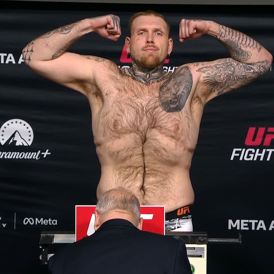 😐 UFC'nin en ilginç fiziği Steven Asplund tartıda.