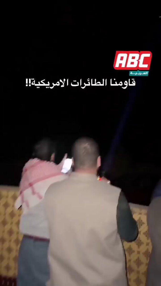 ⏺ تصرفوا بتهور واضح .. ! ⛔️ شباب (عراقيين) أثناء رحلة سياحة في بادية السماوة وهم يرصدون الطائرات الامريكية الصهيونية : رئيس الوزراء السوداني كاعد نايم ؟