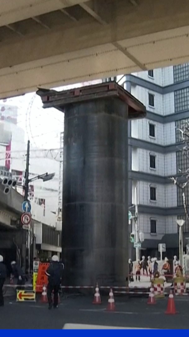 Un mystérieux cylindre de 13 mètres est apparu au Japon et perturbe la circulation