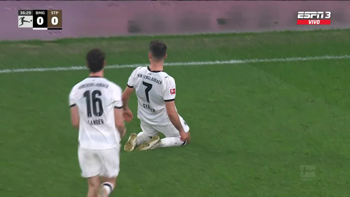 Cuando te pregunten cómo es un tiro libre perfecto, mostrá esto... ¡¡INFERNAL GOLAZO de Stoger para el 1-0 de Borussia Monchengladbach vs. St. Pauli!! 📺 Mirá la #Bundesliga por #DisneyPlus Plan Premium