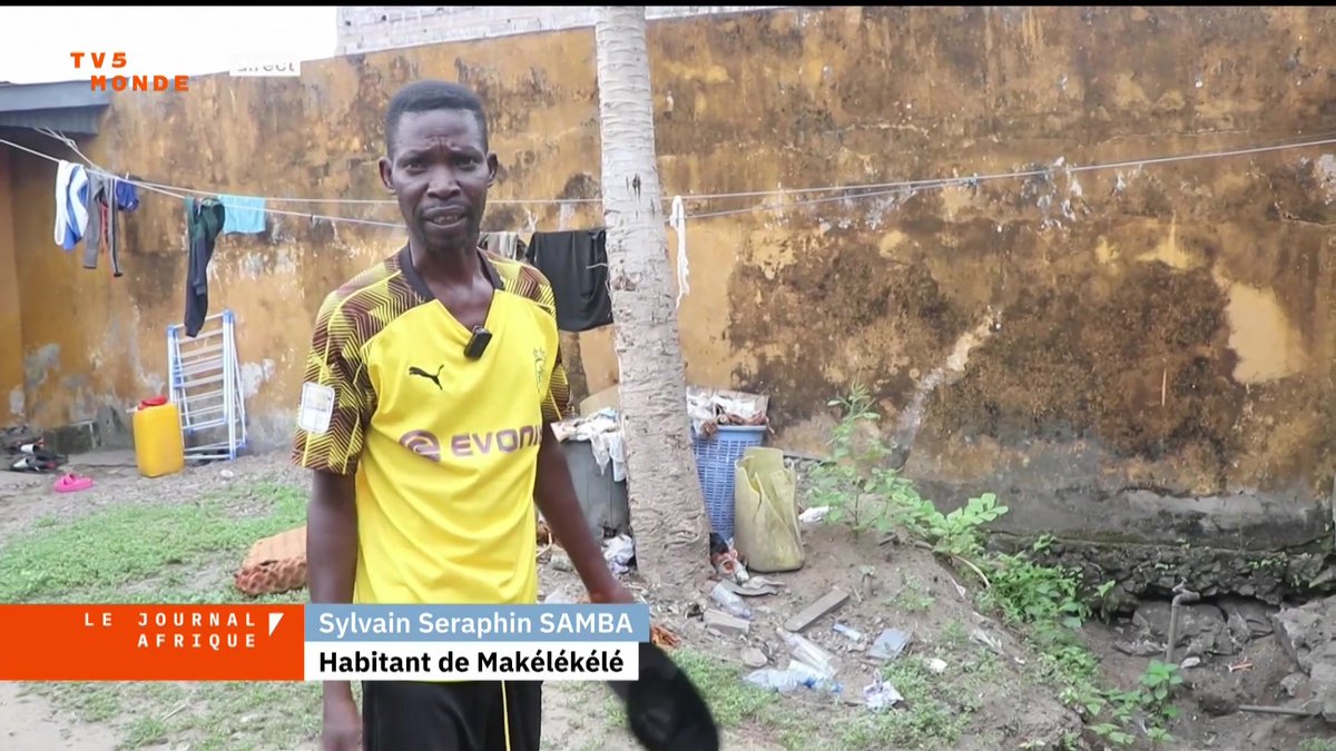À Brazzaville, au Congo, l'eau est loin d'être une garantie dans les robinets. Beaucoup de riverains sont obligés de s'équiper en bidons pour aller se ravitailler aux forages situés à proximité.