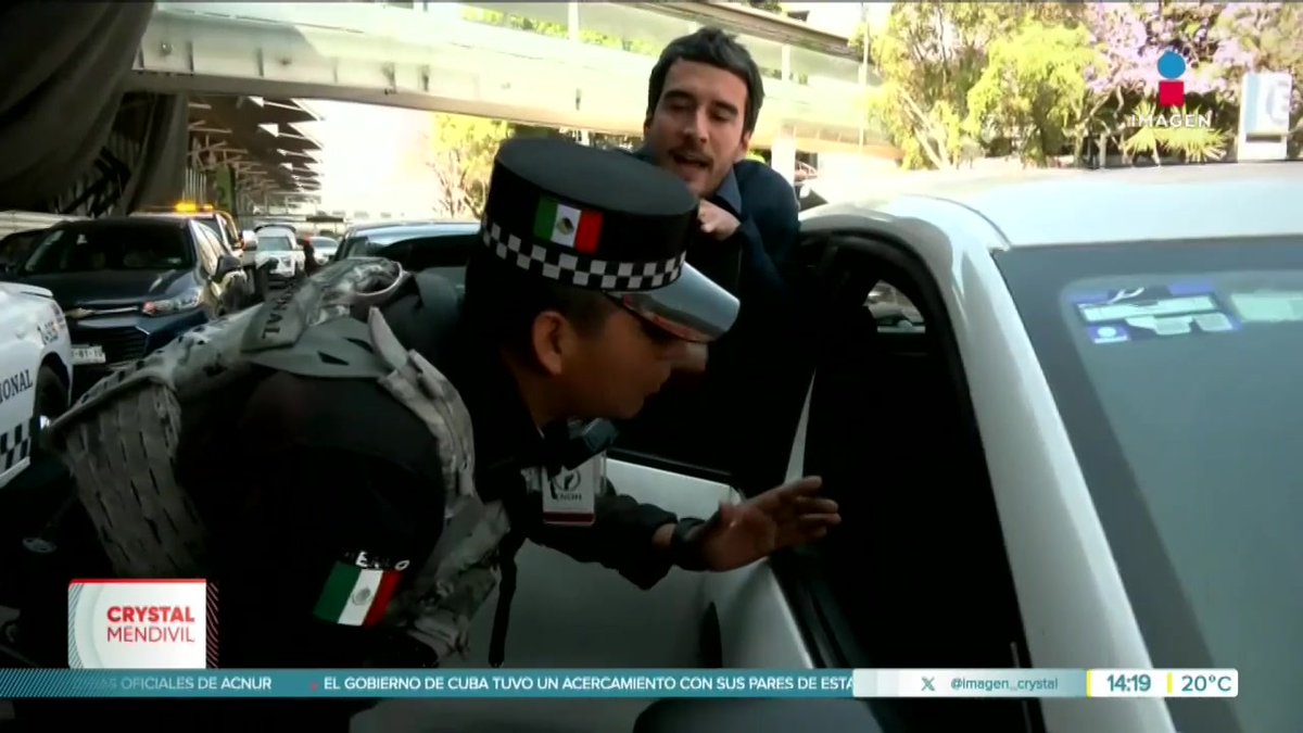Autoridades habilitan un espacio fuera del predio del Aeropuerto Internacional de la #CDMX para que taxis de aplicación recojan pasajeros. El punto en la Terminal 1 estará a unos 250 metros de llegadas nacionales. #YoTeVeo #ImagenNoticias con Crystal Mendivil Imagen Crystal