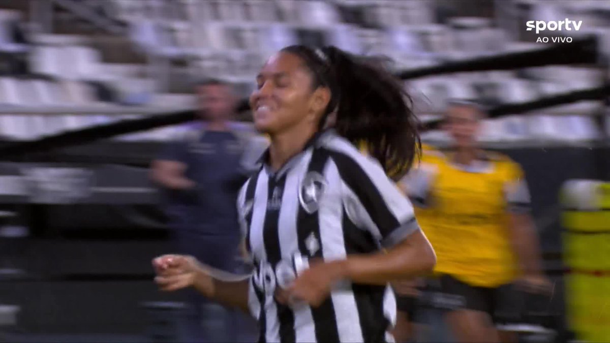 Rebeca acertou um chutaço e abriu o placar para o Botafogo no clássico diante do Flamengo.