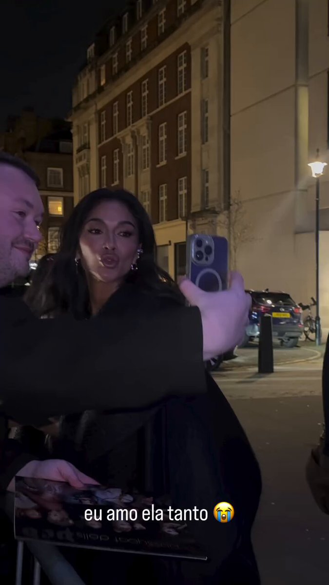 Nicole Scherzinger diz que ama o Brasil (em português mesmo) para fã em Londres e agradece todo o apoio dos fãs - inclusive por Club Song ter pego #1 no iTunes 🫶🥹 🇧🇷 Vídeo da sophia🦋🏳️‍⚧️ 💜 THE PUSSYCAT DOLLS Nicole Scherzinger