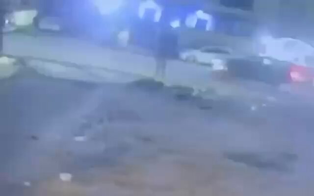 وفقاً لوسائل إعلام محلية، فإن هذا الڤيديو للحظة الضربة التي استهدفت منزلاً في منطقة العرصات ببغداد. مع ذلك ورغم مرور ساعة على الضربة، إلا أن لا معلومات عن المُستهدَف.
