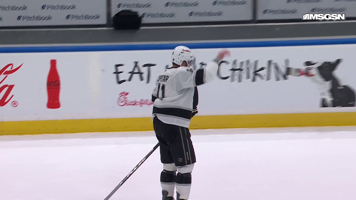 This never gets old ❤️ The New York Islanders stayed on the ice to shake hands with Anze Kopitar in their last regular season meeting against him!