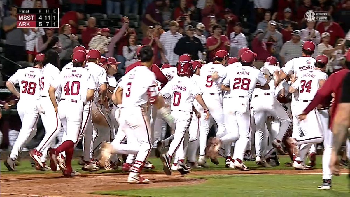 NO. 5 ARKANSAS WALK-OFF HOME RUN VS. NO. 3 MISSISSIPPI STATE 🤯 Arkansas Baseball