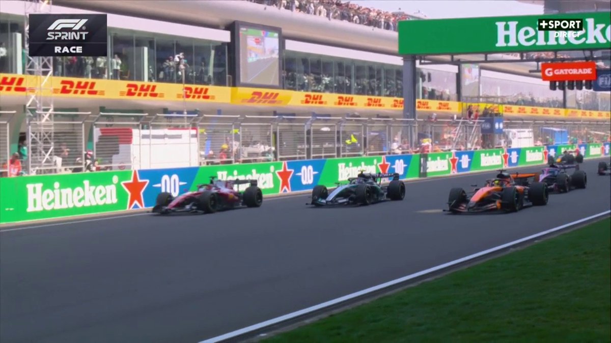 LE DÉPART DE LA COURSE SPRINT ⚡️ HAMILTON EN TÊTE DANS LE PREMIER TOUR 💪 Les 18 derniers tours à vivre maintenant sur CANAL+ SPORT 🤩 #ChineseGP #F1