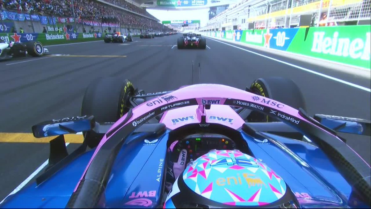 Estaba viendo la carrera en el race hub de disney+ que te pone la transmision oficial y la onboard a un costado, vi esto y casi salto de la silla, terrible la largada de Franco
