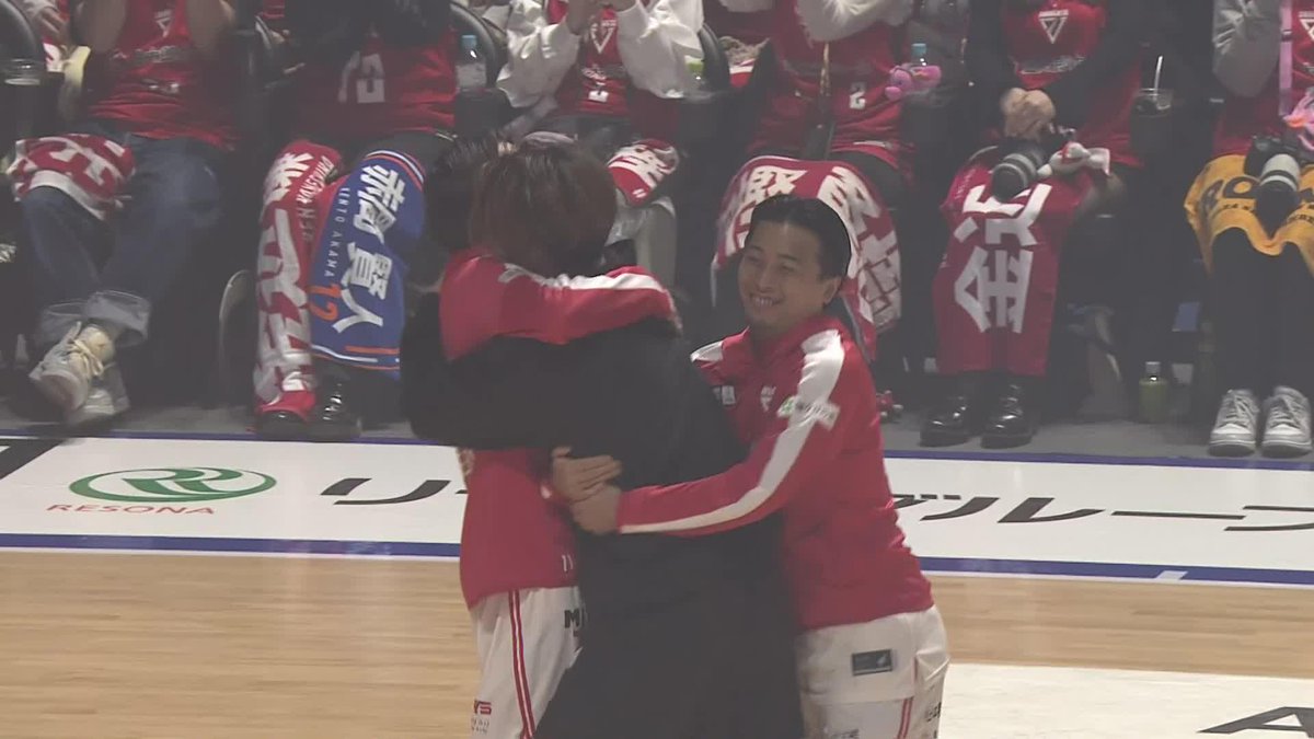 お団子ハグ🍡 Yuki Togashi 富樫勇樹 西村 文男 小島元基 Genki Kojima 千葉ジェッツふなばし 🛫PAINT IT JETS✨ 茨城ロボッツ 📡バスケットLIVEで生配信中 #Bリーグ #りそなグループ